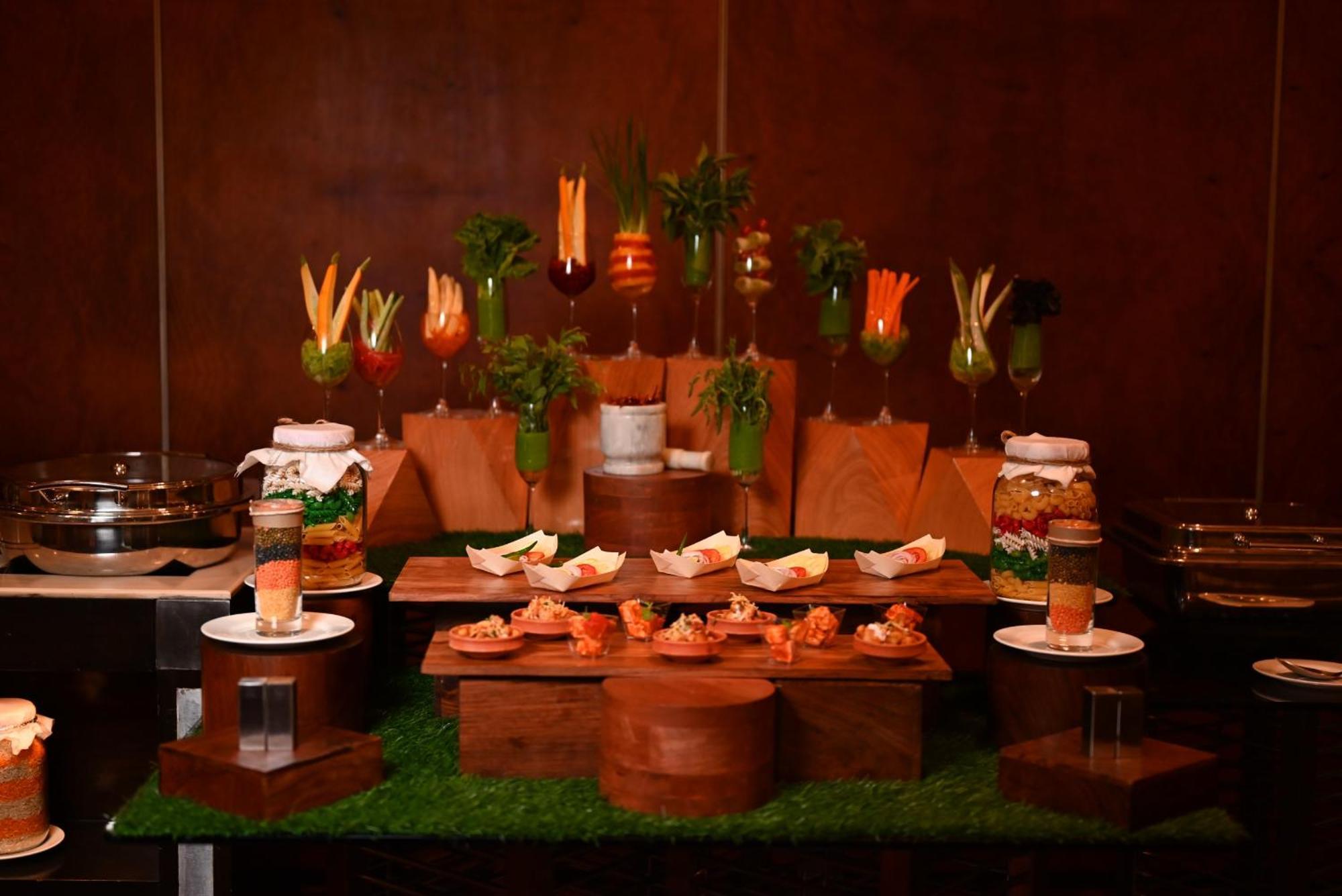 The Park Kolkata Hotel Eksteriør billede A buffet at a restaurant